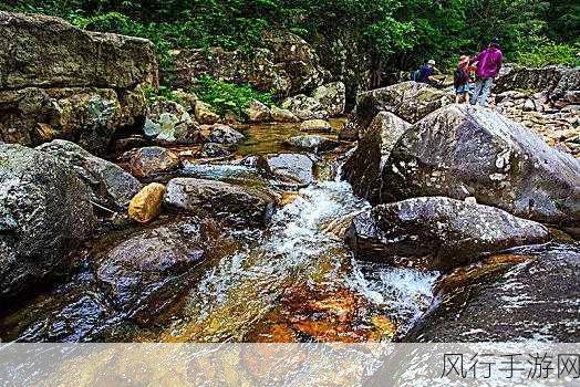 两峰夹小溪地湿又无泥诗小说-双峰环抱小溪流，湿润无泥映春秋🌊🌼