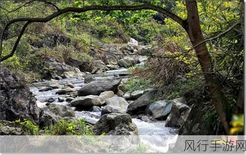 两峰夹小溪地湿又无泥诗 小说-山间两峰夹小溪，湿润无泥的诗意流淌🌄💧