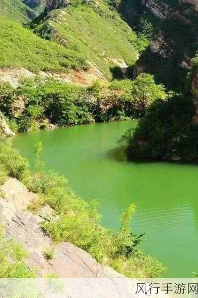 两峰夹小溪地湿又无泥诗-两峰相峙小溪流,湿润无泥景致幽
