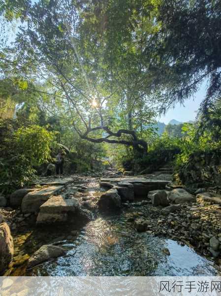 桃源洞口已是溪水百丽宫-桃源洞口新景观,溪水潺潺映百丽宫。